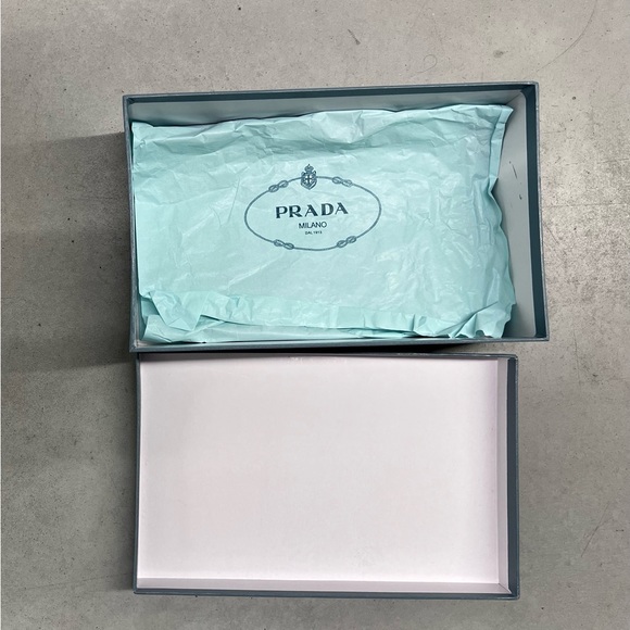 Prada shoe box with dust cover and tissue - Picture 2 of 3